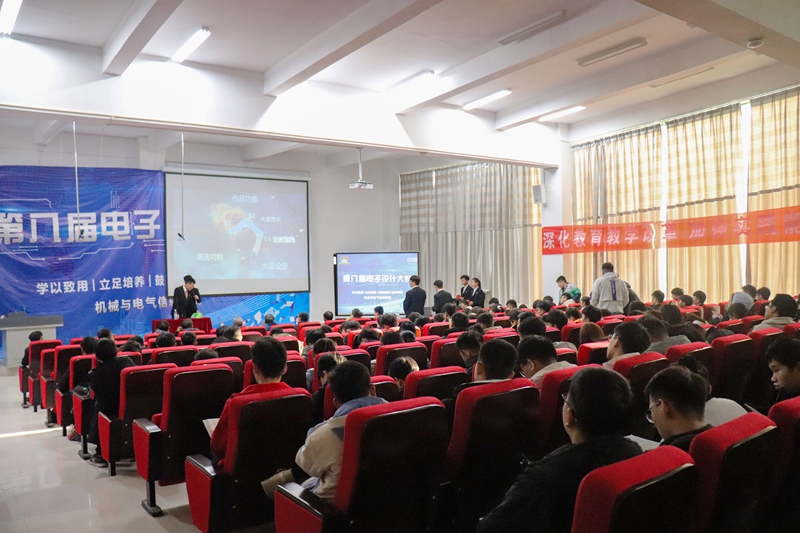 校报实习摄影记者芦龙 (2)_副本.jpg