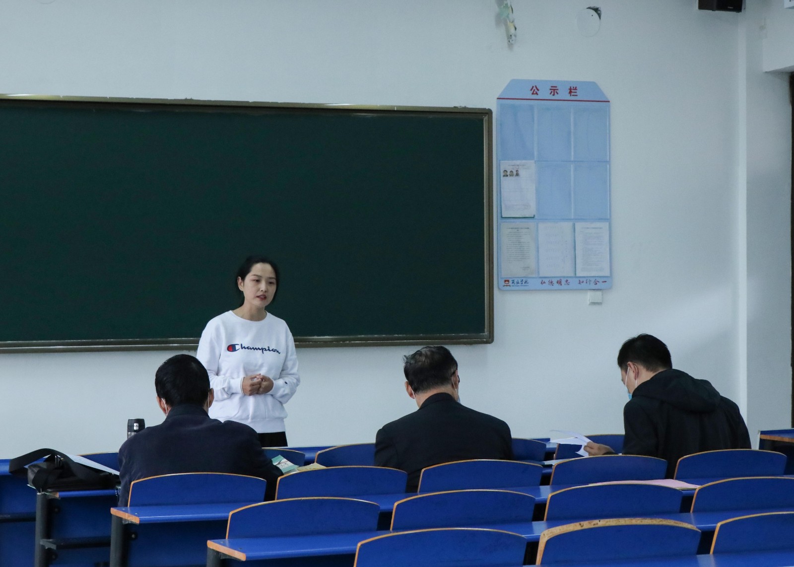 摄影记者黄楠 (3).jpg 摄影记者黄楠 (3).jpg