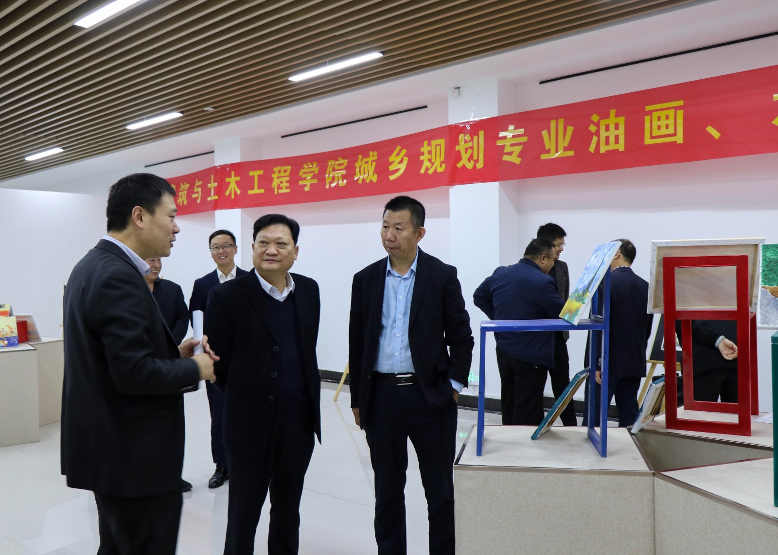 领导参观   摄影记者黄楠.jpg
