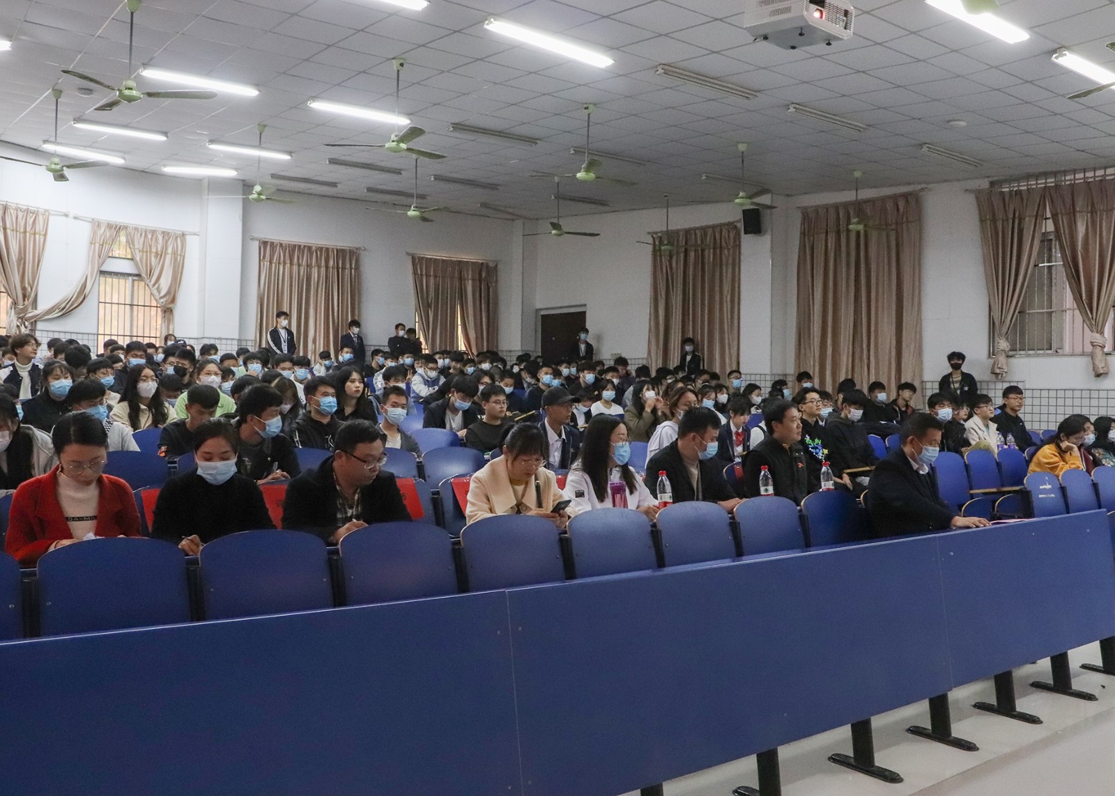 摄影记者杨亚楠修1.jpg