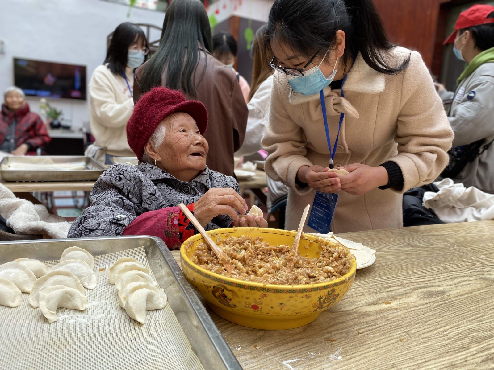 志愿者与老人们共同包饺子1.JPG