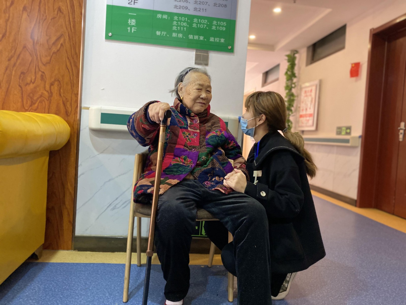 志愿者与老人谈心.JPG
