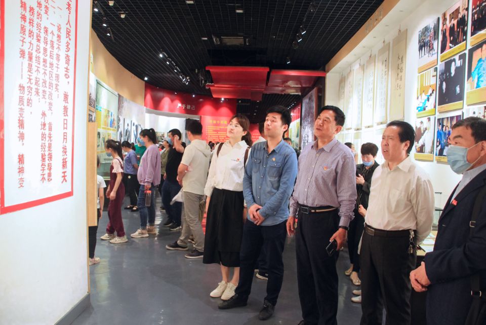 张玉中院长等党员干部参观学习焦裕禄纪念馆.jpg