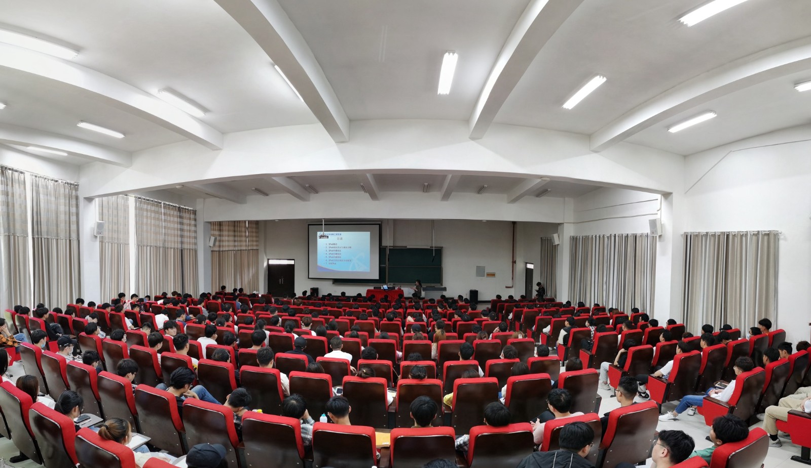 学术报告现场.jpg