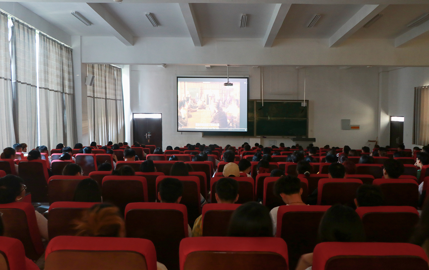 摄影记者杨亚楠王强修1(1).jpg