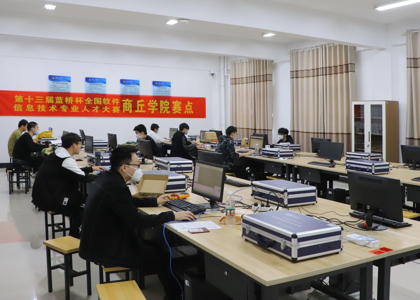 摄影记者刘贺鹏 (1).jpg