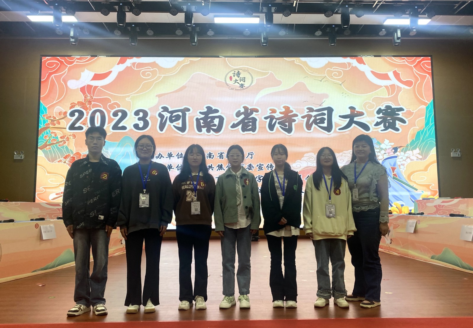 团体赛选手和老师.JPG