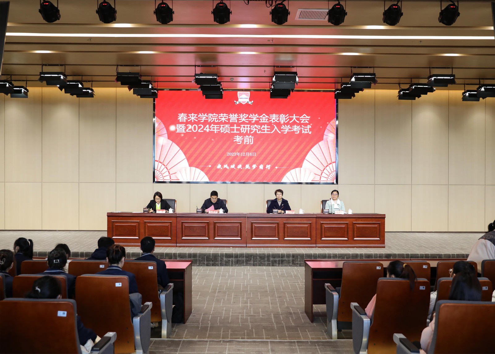 摄影记者原洪帅 (1).jpg
