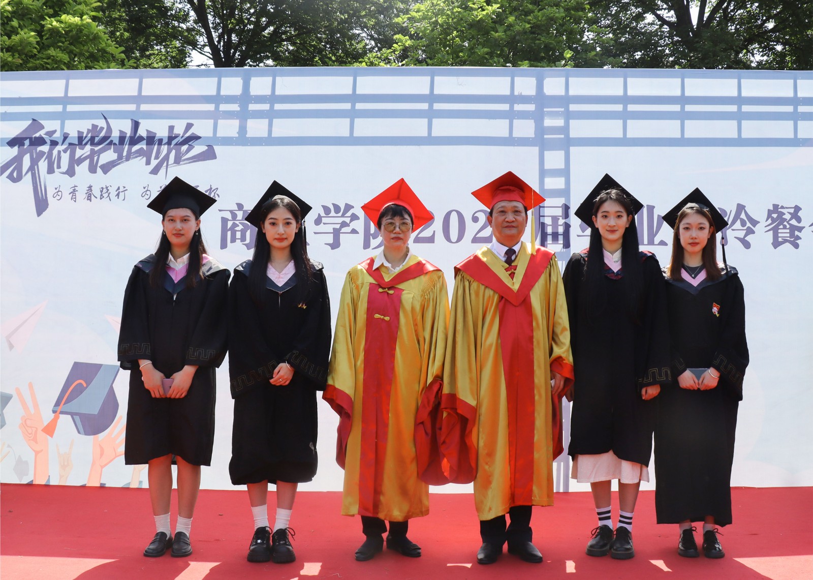 摄影记者刘守婷 李梦玉 韩若冰4.jpg