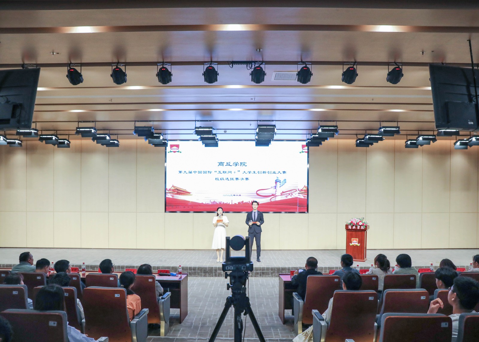 摄影记者鲁悦(1).jpg