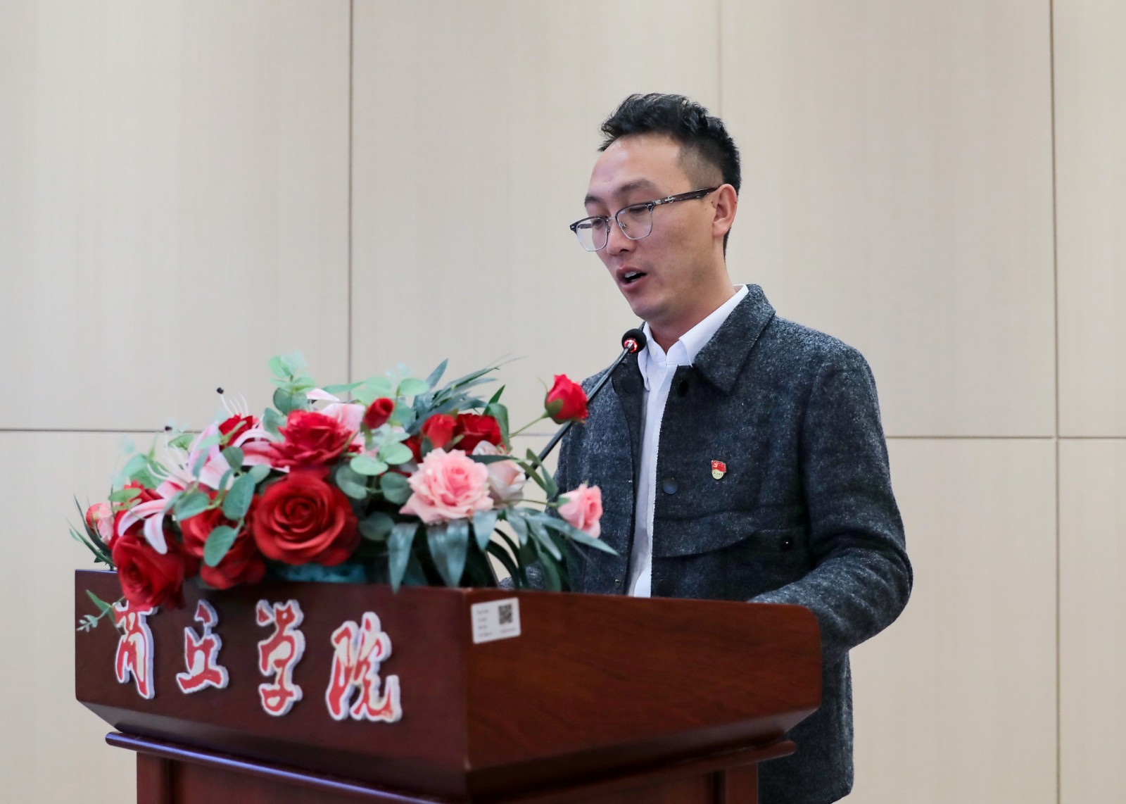 摄影记者王非凡修2.jpg
