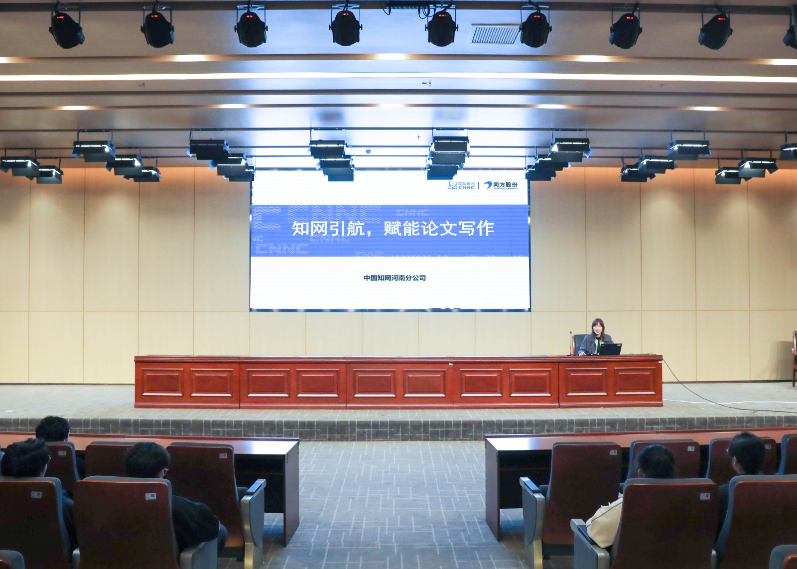 摄影记者王非凡修(2).jpg