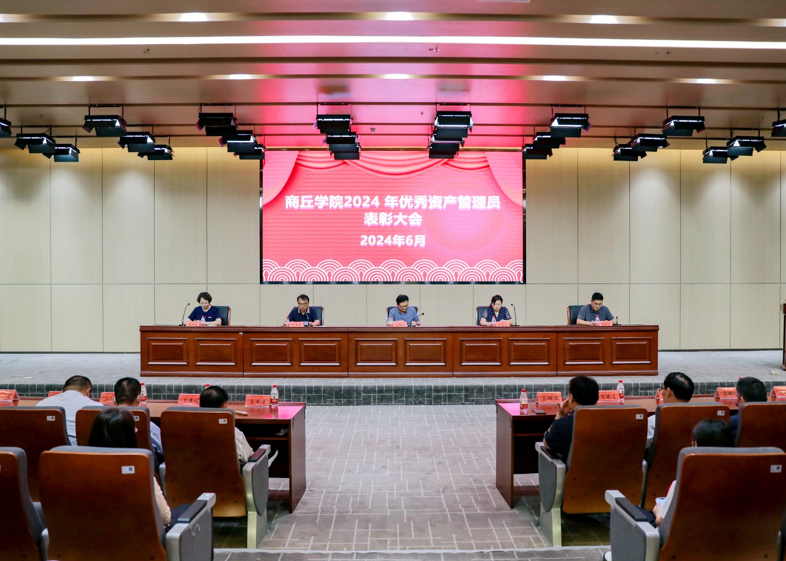 摄影记者王非凡修1.jpg