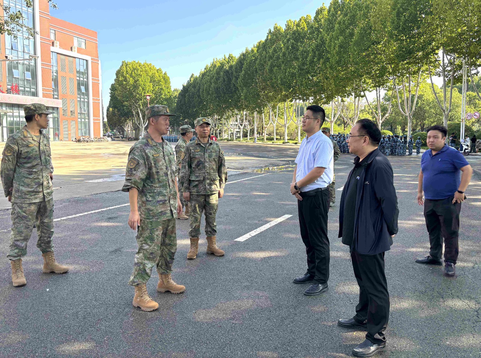 军区领导莅临.jpg