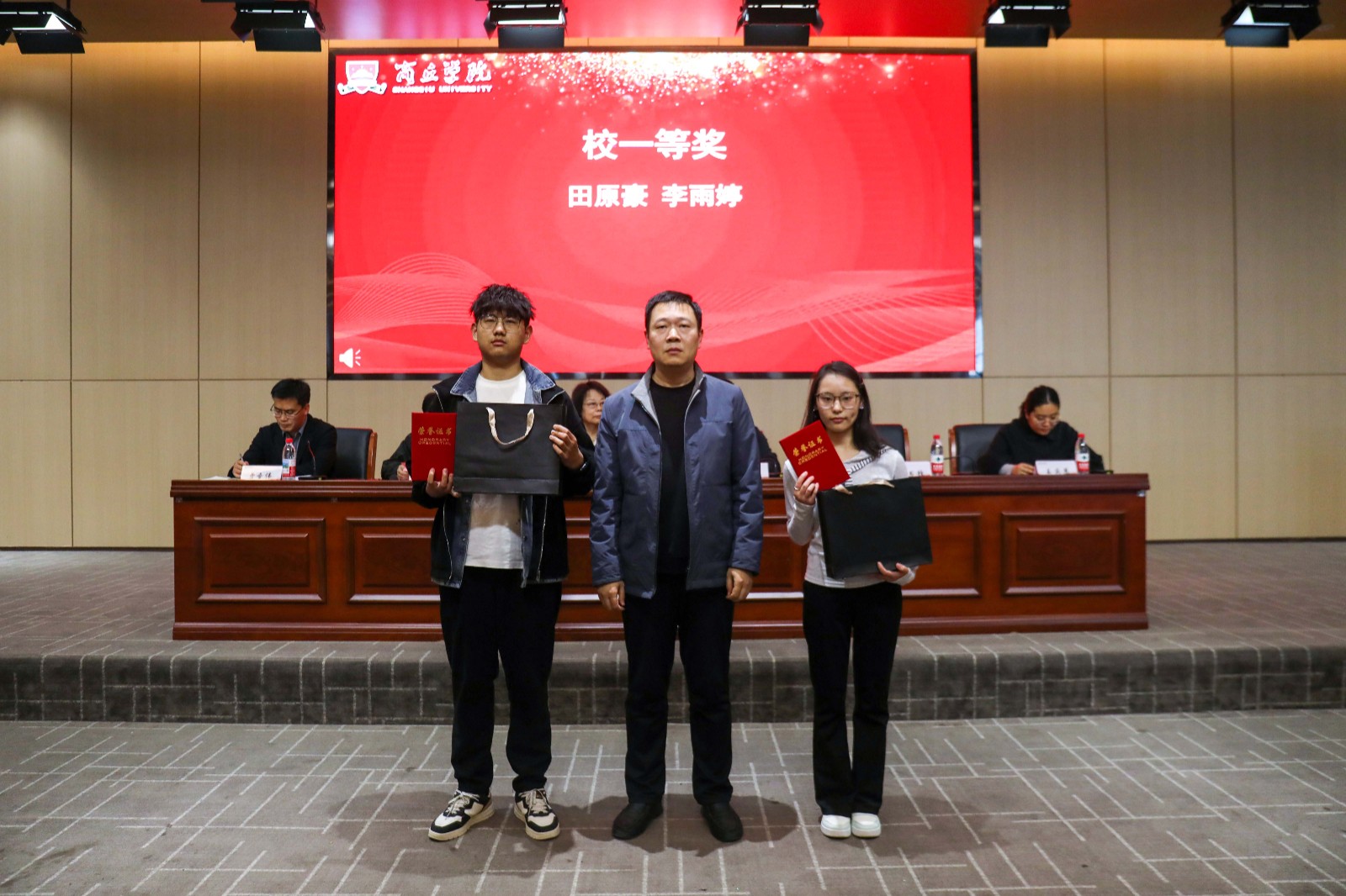 李颁奖.jpg 李颁奖.jpg