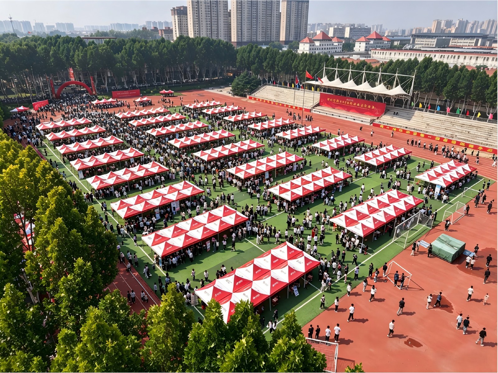 商丘学院双选会现场航拍图_副本.jpg 商丘学院双选会现场航拍图_副本.jpg