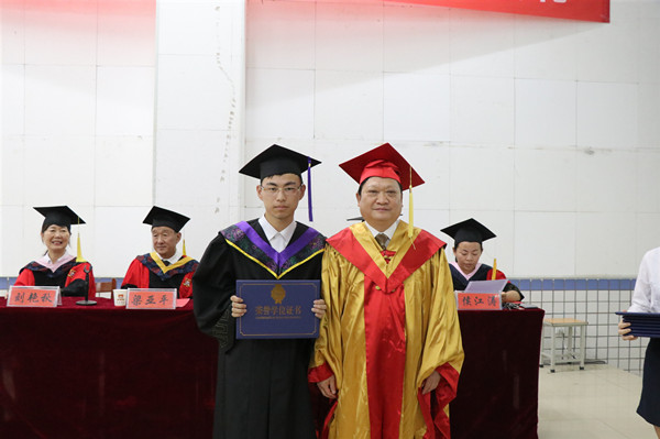 校长和毕业生合影.jpg
