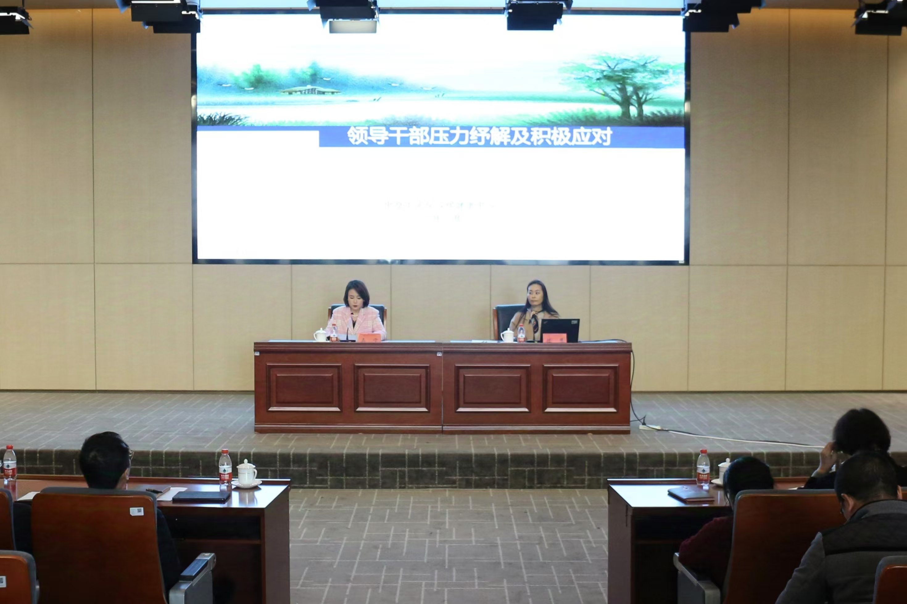 讲座1.jpg