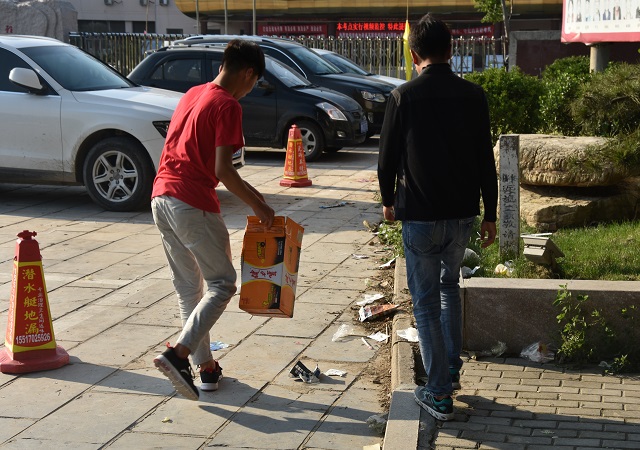 清扫地面垃圾.JPG