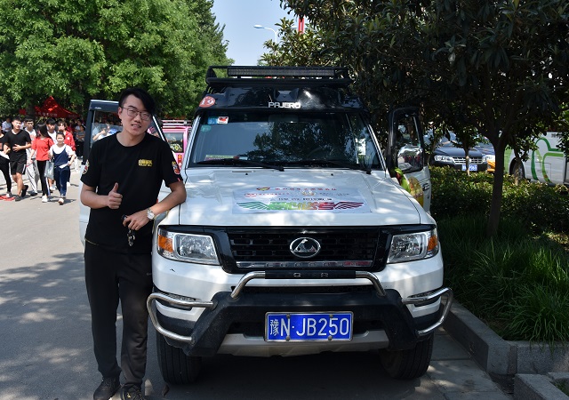 乔暄博学长及他的爱心送考车.JPG
