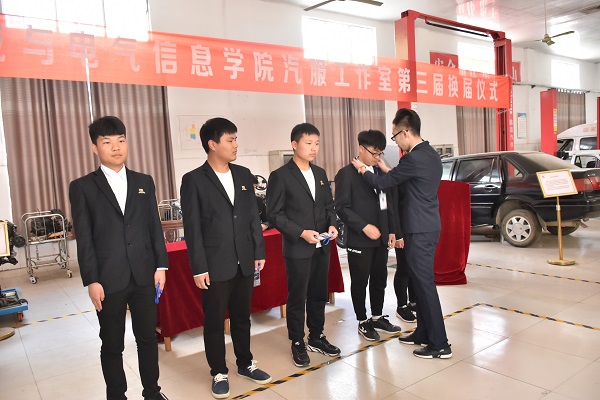 李烨为新一届成员佩戴工作证.JPG