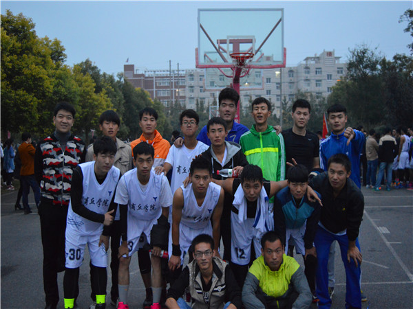 胡杨老师与队员庆祝胜利.JPG