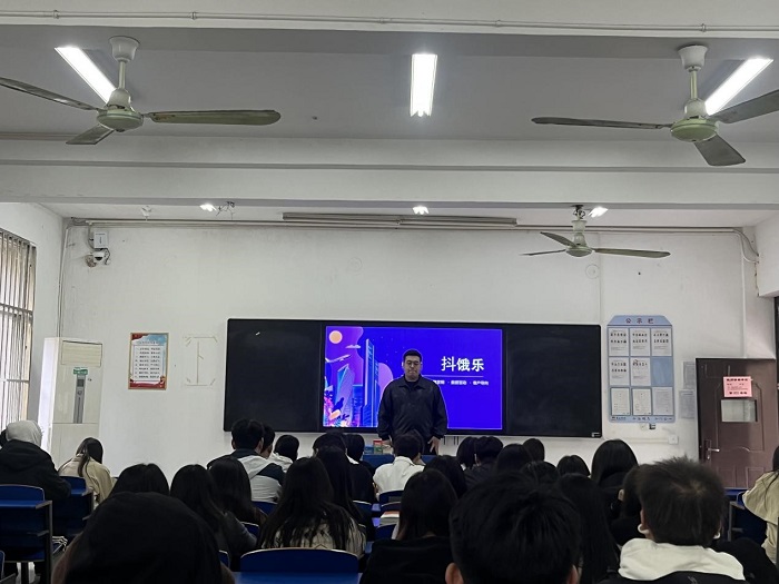 招聘会1.jpg 招聘会1.jpg