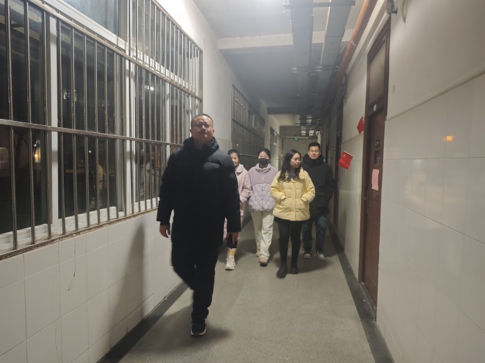 走访宿舍.jpg 走访宿舍.jpg