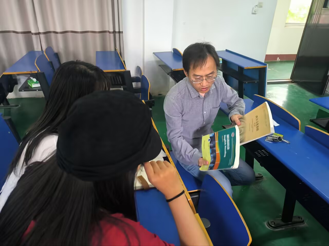 D:/1商丘学院/2新闻稿+图片/新闻图片/2025新闻图片/9.3外国语学院2025-2026学年新学期集体备课3.jpg9.3外国语学院2025-2026学年新学期集体备课3