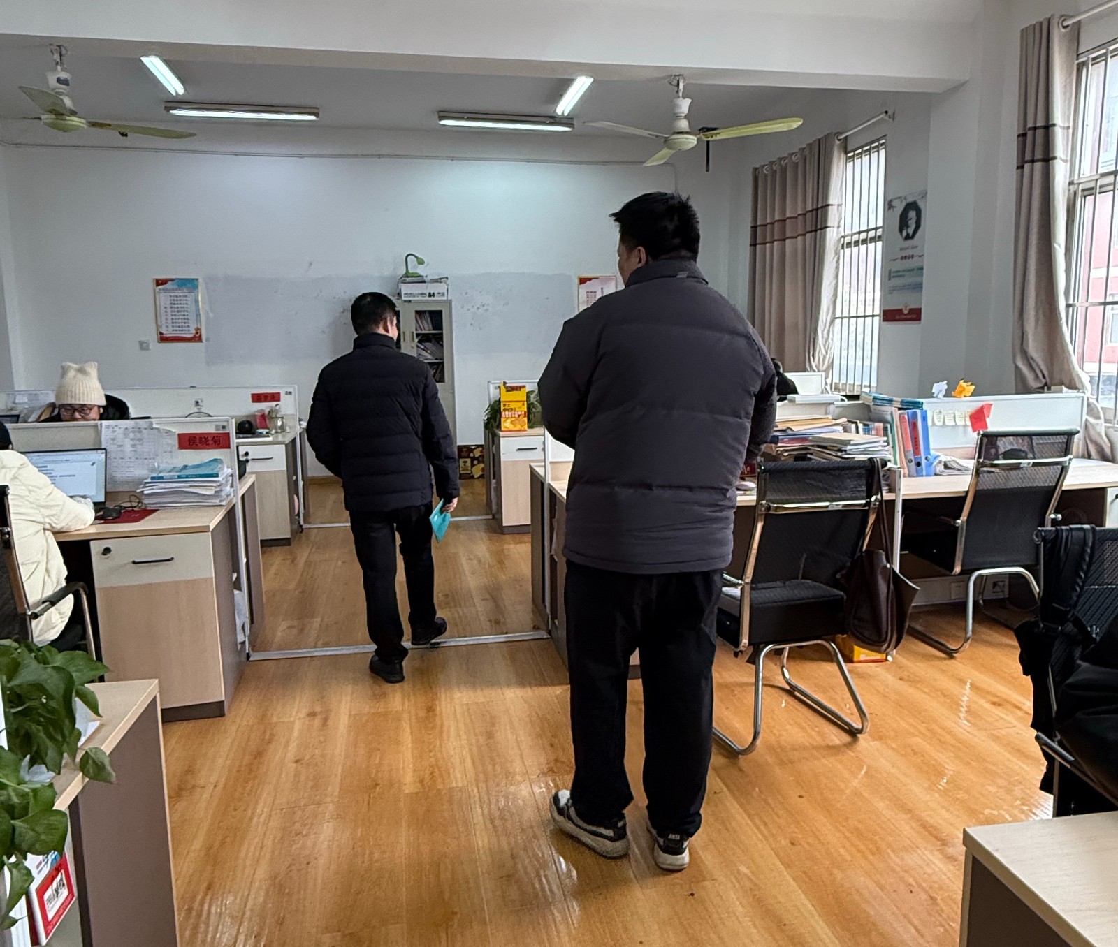 2026.3.4 以检促优 净启新程 —— 外国语学院开展学期初办公室卫生检查1.jpg