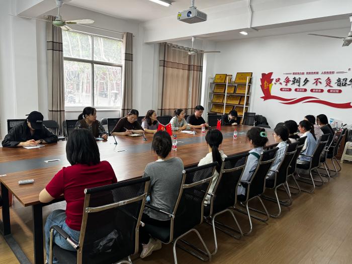 2026.5.21外国语学院召开英语专业人才培养方案毕业生代表座谈会(2).jpg