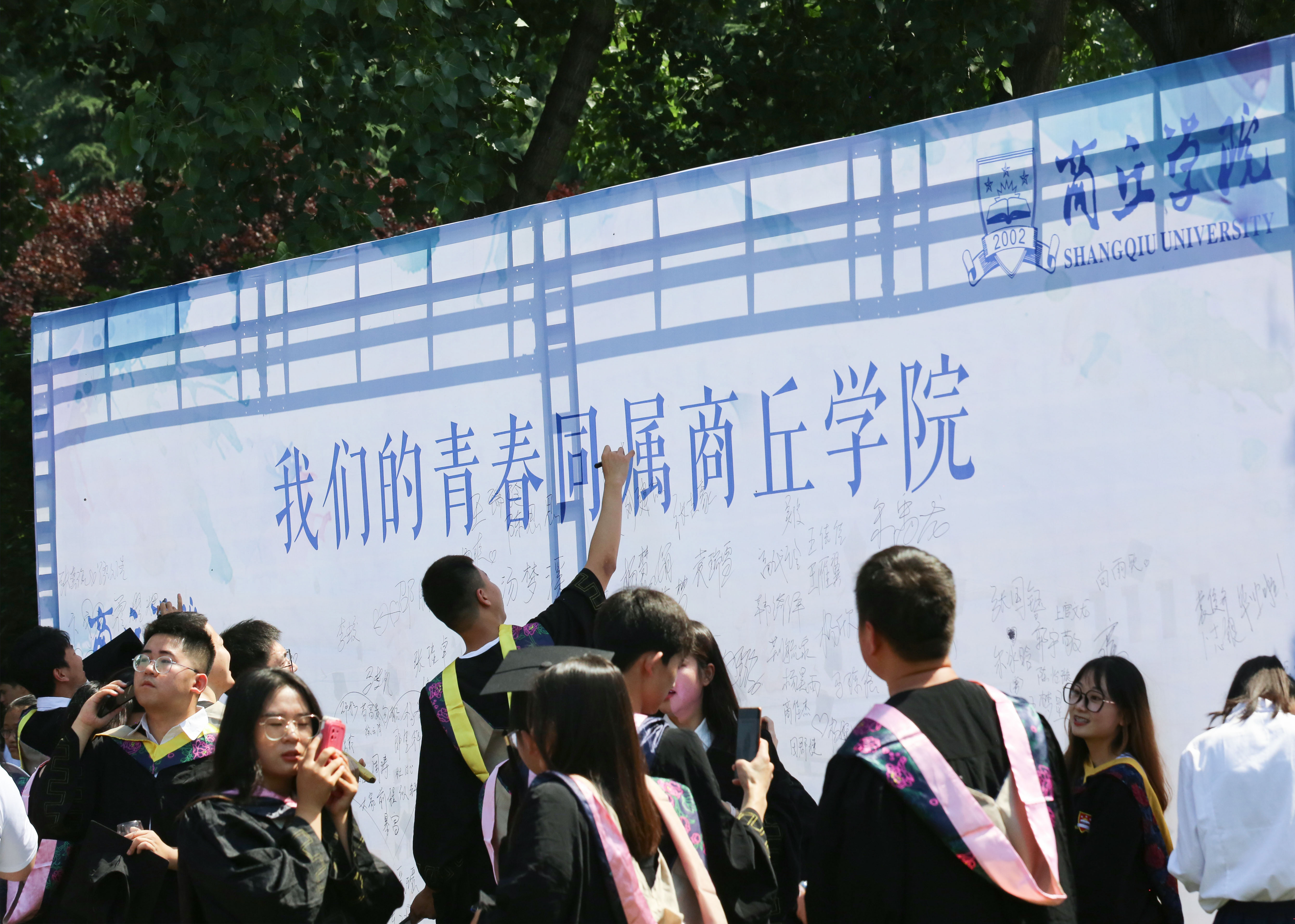 摄影记者刘守婷 李梦玉 韩若冰3.jpg