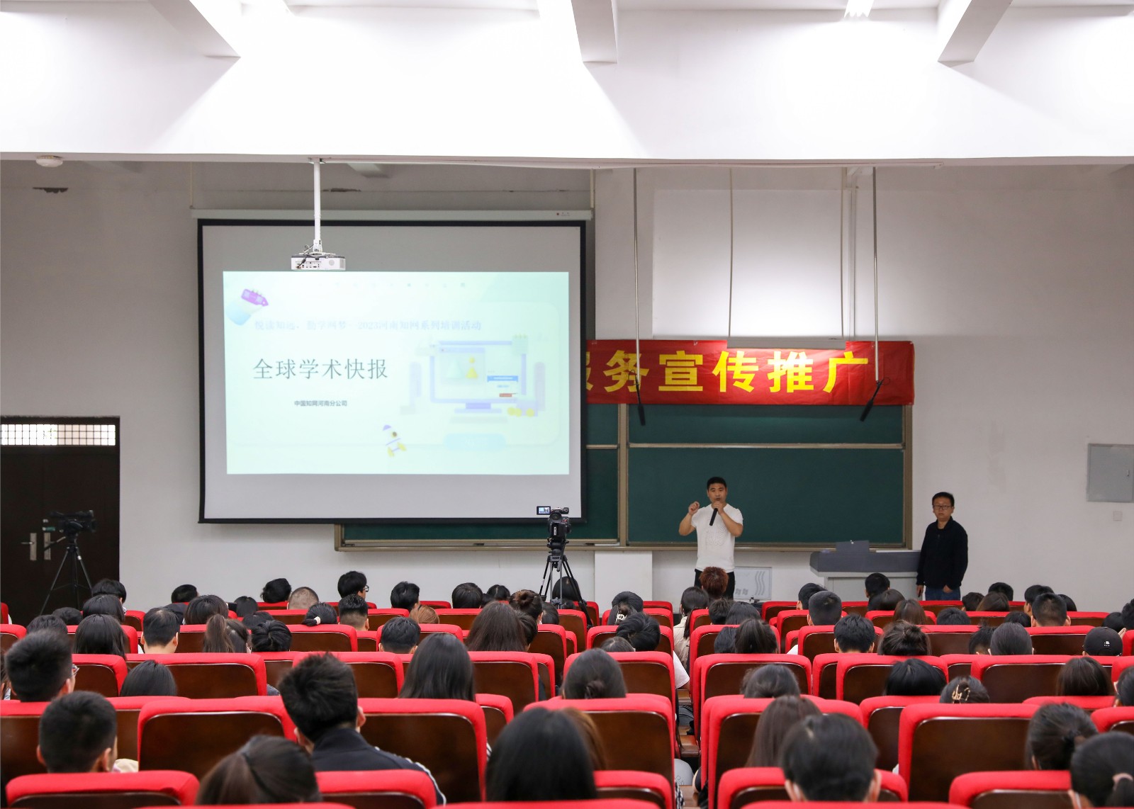 摄影记者悦泽飞李豫7.jpg